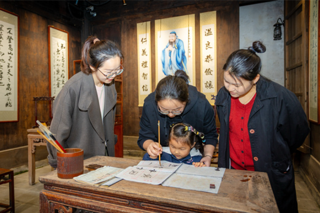 镜头 | 上好家风建设必修课